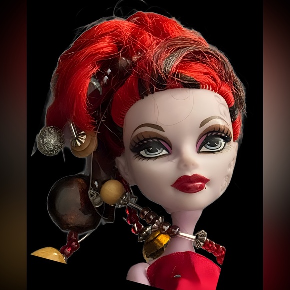 Monster High Doll Operetta - OOAK “OFF WITH HER HEAD” - Picture 5 of 14
